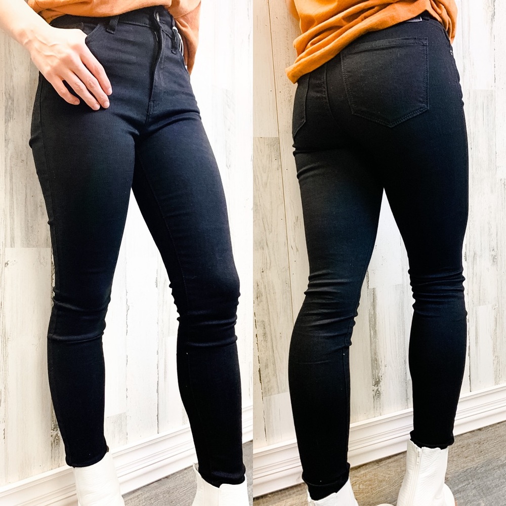 BNWT High Rise Black Skinny Jean